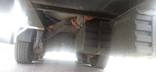 Na prijelazu Brod otkriveni migranti u podvozju teretnog motornog vozila