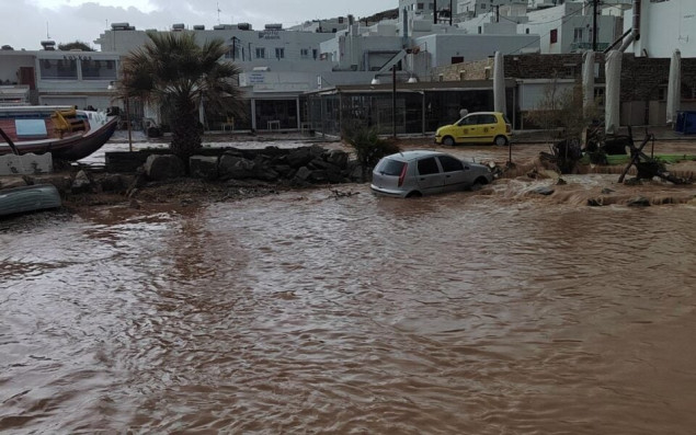 Paros i Mikonos pogodile iznenadne poplave, škole zatvorene na nekoliko grčkih ostrva