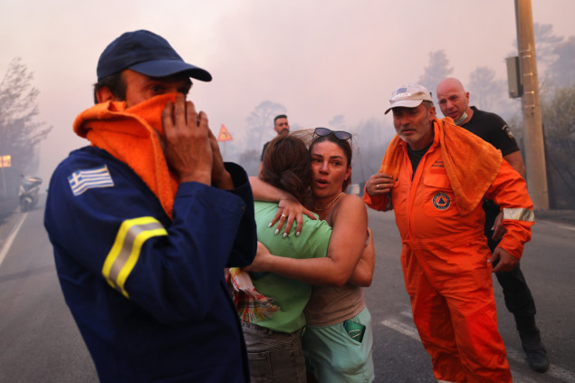 Zbog dva požara u okolini Atine nad grčkim glavnim gradom suklja gust dim