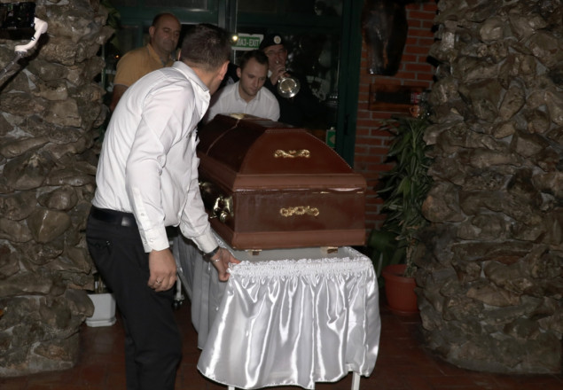 Velika torta u obliku kovčega na druženju pogrebnika s Balkana u Nišu