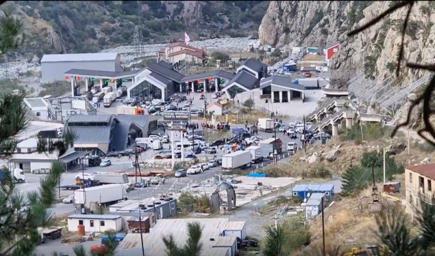 Kilometarske kolone: Hiljade Rusa i dalje bježe od regrutacije na granici s Gruzijom