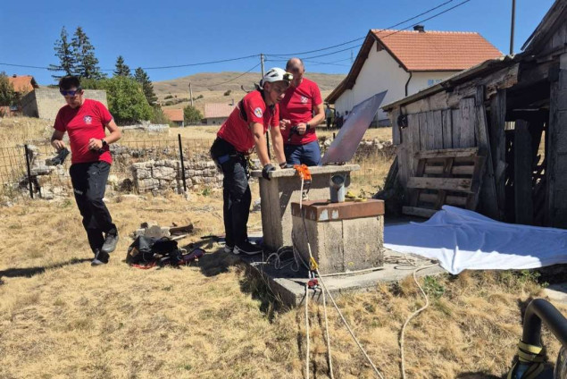GSS-ovci izvukli tijelo starije žene iz bunara kod Glamoča