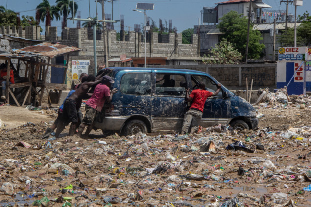 U poplavama na Haitiju poginulo najmanje 15 osoba