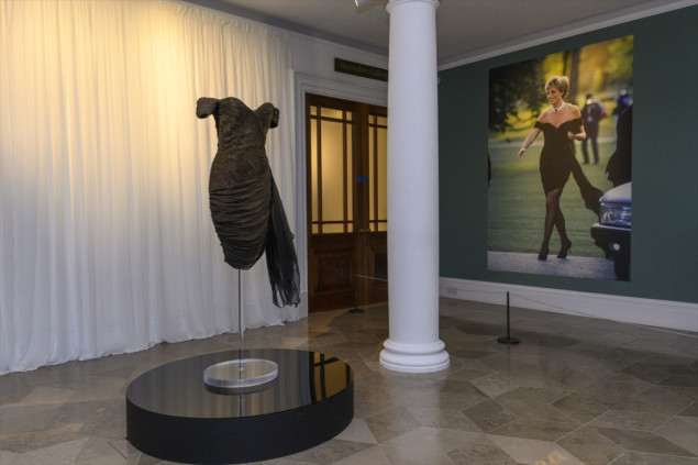 Historijska "haljina osvete" princeze Diane izložena je u aukcijskoj kući Sotheby's u Londonu