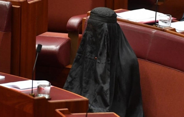 Skandal u australskom Senatu: Pauline Hanson ušla u parlament u burki, izazvala osude i prekid sjednice