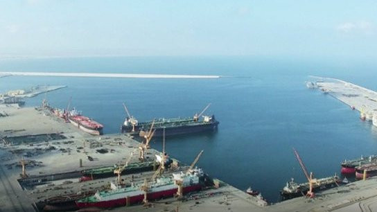 Dronom napadnuta komercijalna luka u Omanu, pogođen spremnik goriva