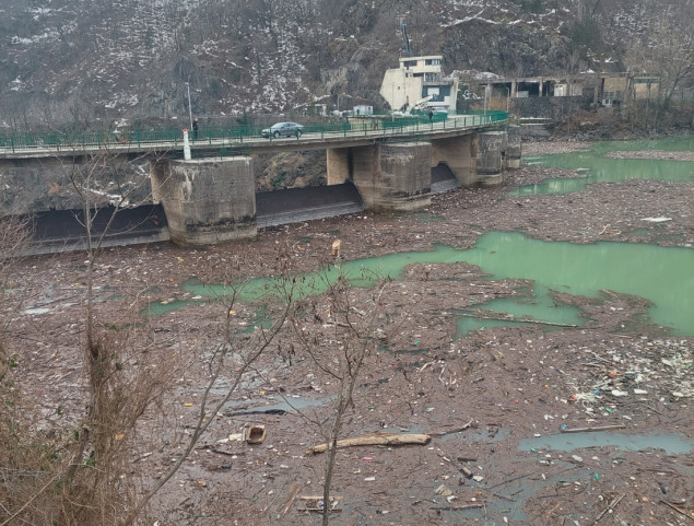 Uklanjanje plutajućeg otpada iz Jablaničkog jezera