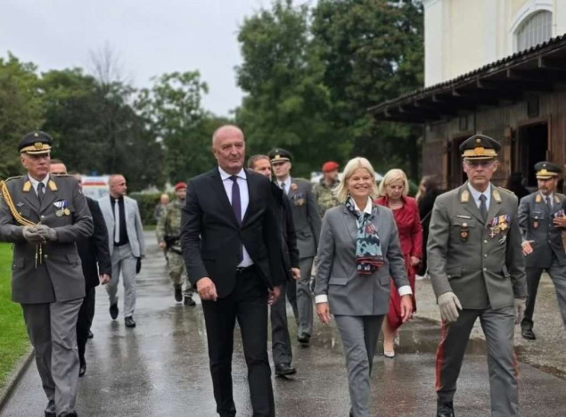 Helez poručio kadetima u Beču: Znanje, ponos i čast neka vas vode u službi mira