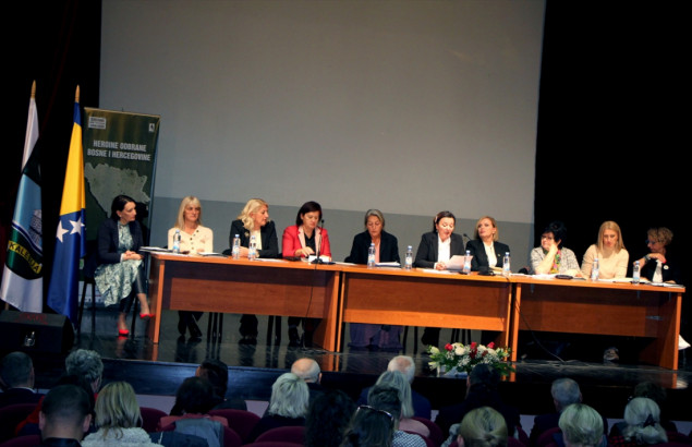 Okrugli stol “Heroine odbrane Bosne i Hercegovine” u Kalesiji: Brojne žene dale doprinos u odbrani države