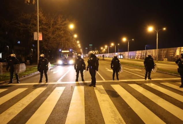 Dio demonstranata bacao baklje na policiju kod Ušća, privedeno nekoliko studenata