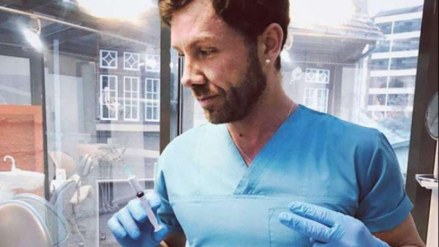 Radio kao VIP plastični hirurg a ima samo srednju školu