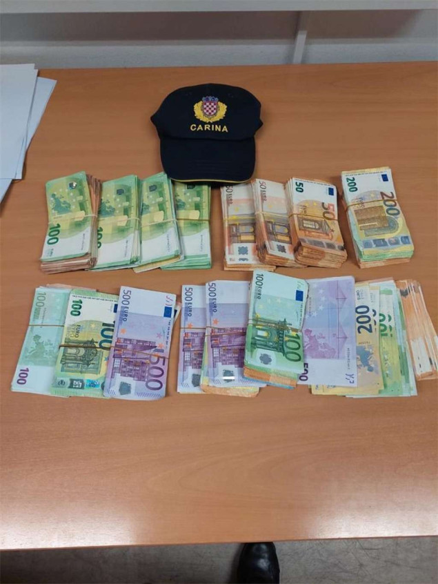 Državljanin BiH u Hrvatsku pokušao unijeti više od 100.000 eura i mobitele