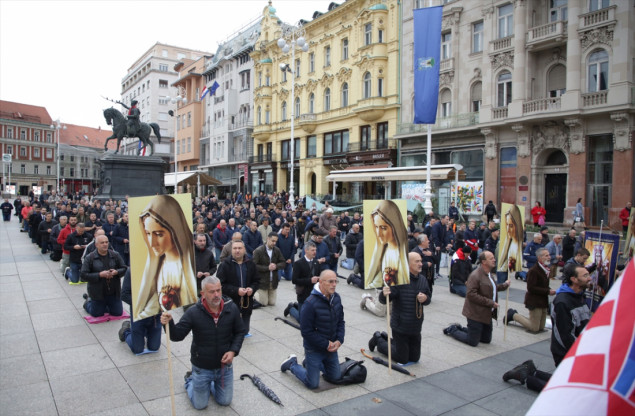 Nekoliko stotina muškaraca molilo na Trgu bana Jelačića u Zagrebu