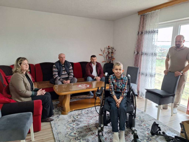 Ministar Hurtić dodijelio elektromotorna kolica Mehmedaliji Hodžiću u Donjoj Orahovici