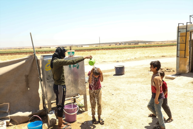 Raseljeni Sirijci u Idlibu bore se da prežive u jeku ekstremnih vrućina