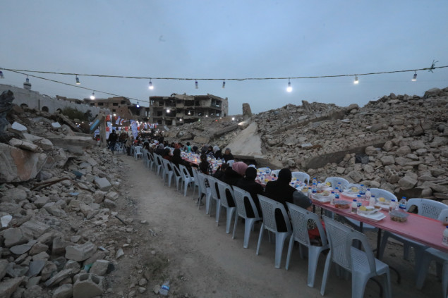 Stotine Sirijaca na iftaru među ruševinama u Damasku
