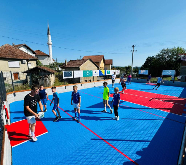 U povratničkom mjestu Konjuhovci kod Prnjavora završena izgradnja sportskog poligona za najmlađe