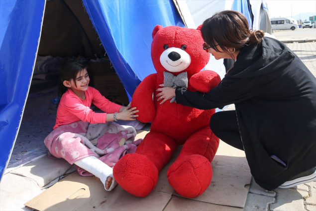 Mališani u Kahramanmarasu dobili igračke od Besiktasovih navijača