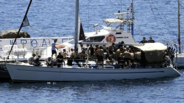 Grčka spasila 90 migranata s nasukane jedrilice u Egejskom moru