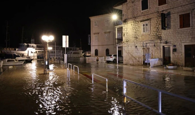 Nevrijeme sinoć u Dalmaciji, danas oblačno s kišom i susnježicom