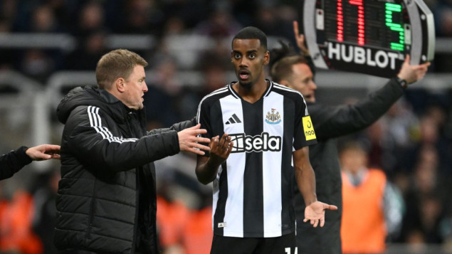 Howe vjeruje u Isaka: Sukob tinja, a Liverpool vreba