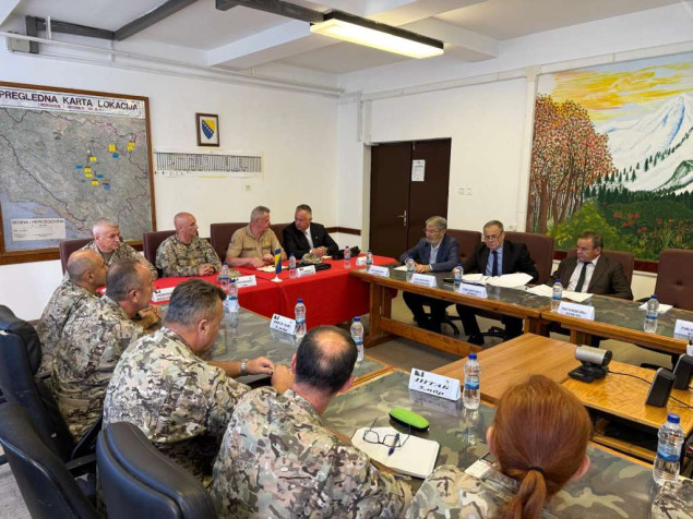 Članovi Zajedničke komisije za odbranu i sigurnosti BiH obišli Komandu 5. pješadijske brigade OSBiH