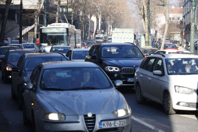 Zbog prvomajskih praznika, pojačan promet vozila na lokalnim izletištima, gužve na granicama