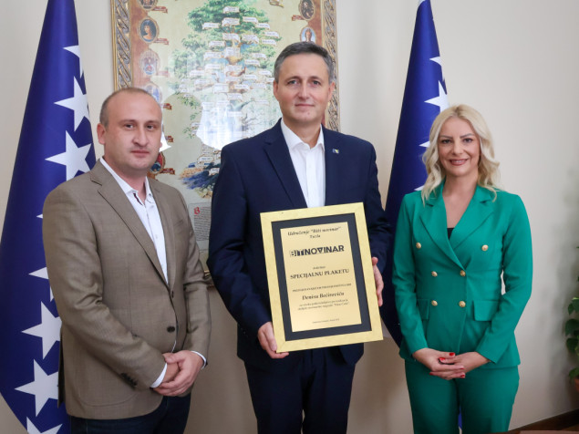 Predstavnici Udruženja „Biti novinar“ uručili dr. Bećiroviću specijalnu plaketu