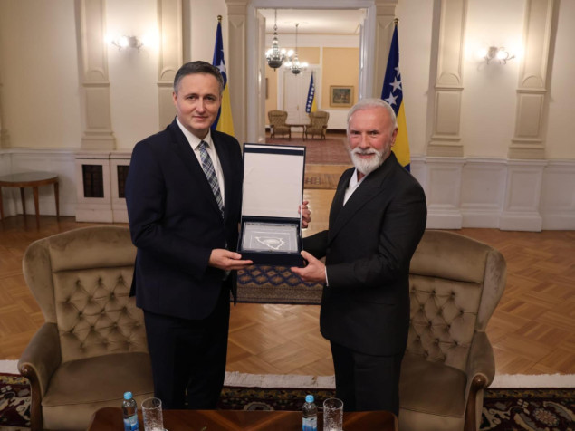 Denis Bećirović uručio priznanje Dini Merlinu: Dio je kulturnog identiteta BiH!