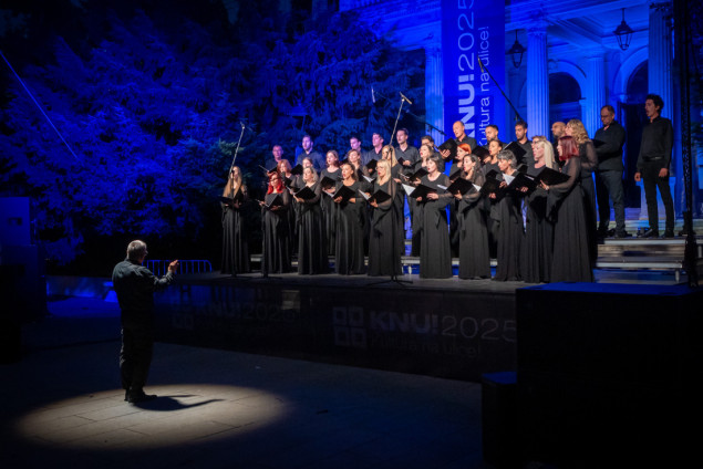 Na Pozorišnom trgu Susan Sontag izveden koncert Kamernog mješovitog hora KUD "Lola"