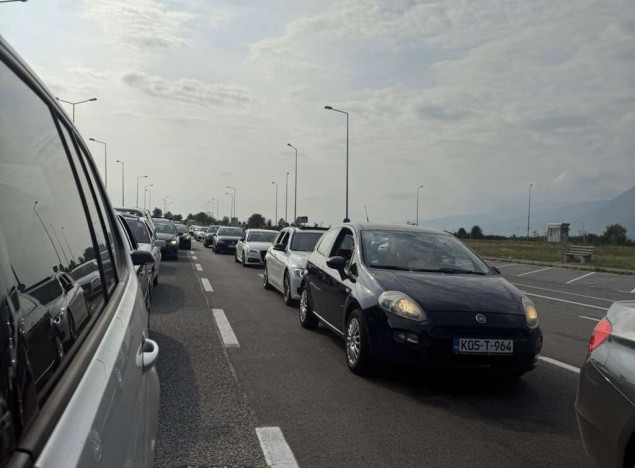 Duge kolone vozila na pojedinim graničnim prelazima