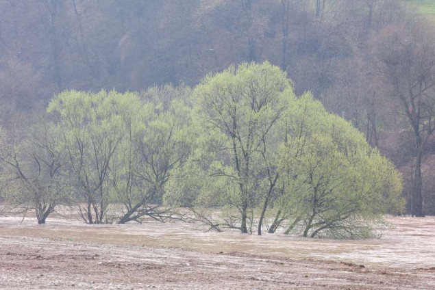 Saobraćaj obustavljen na više putnih pravaca zbog izlijevanja vode, oprez zbog odrona i klizišta