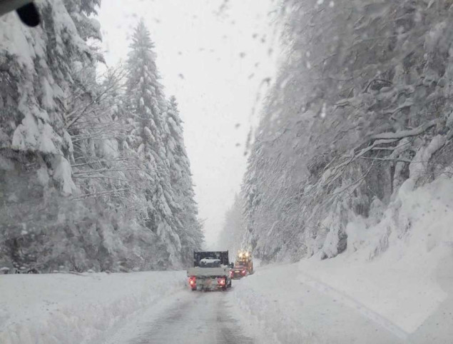 Zbog snijega obustavljen saobraćaj na više putnih pravaca u BiH