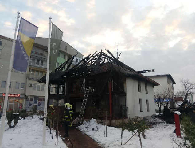 U požaru potpuno izgorjela Drvena džamija u Brčkom
