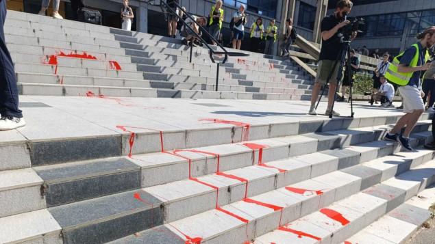 Palata pravde obojena u crveno - Simbol protesta i nezadovoljstva