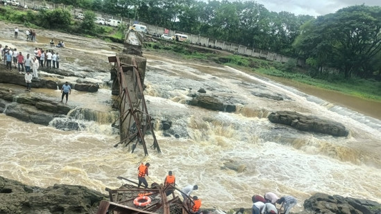 Srušio se most u turističkom odmaralištu u Indiji, dvoje poginulo