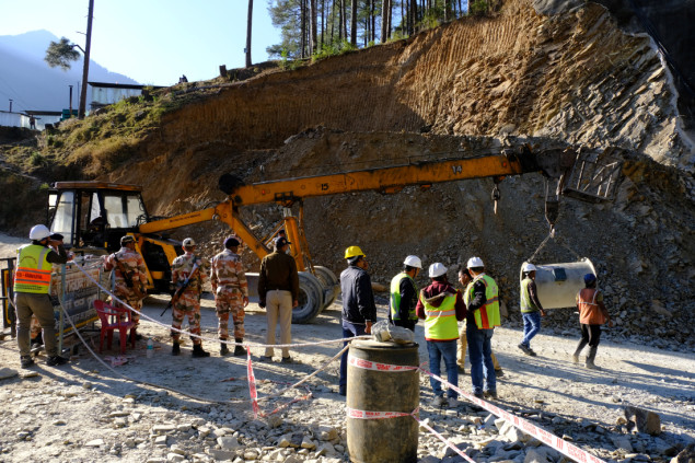 Indijski spasioci i dalje buše tunel kako bi spasili 40 radnika