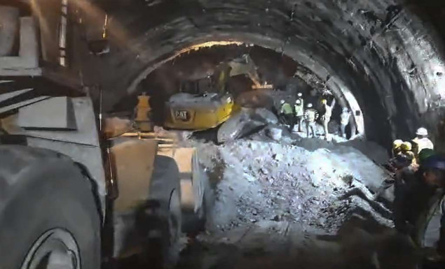 U Indiji se urušio tunel u izgradnji u sklopu kompleksa autocesta, 40 radnika ostalo zarobljeno