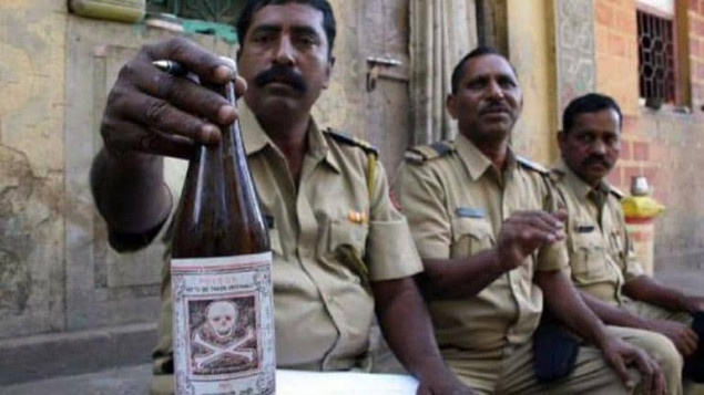 Broj preminulih od trovanja alkoholom u Indiji porastao na 38