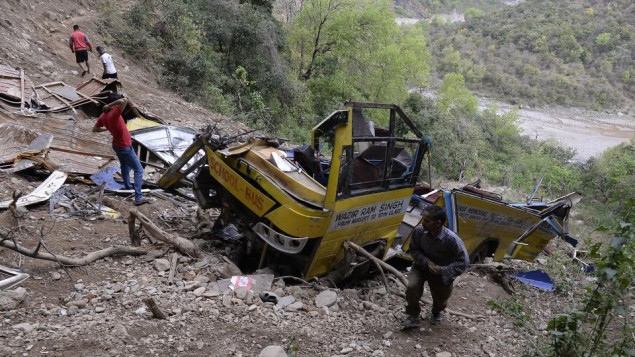 Putnički autobus skliznuo sa planinskog puta u Indiji, poginulo 16 osoba