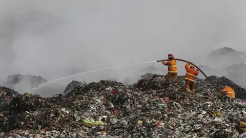 Planina otpada u Indoneziji gori već osam dana: Stanovnici evakuirani zbog otrovnog dima