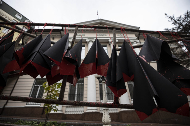 Ispred iranske ambasade u Kijevu obješeni papirni avioni