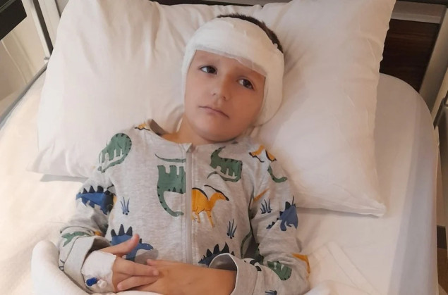 Pomozi.ba pokrenulo apel za dječaka Irfana koji ne čuje i ne govori