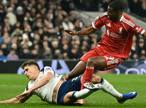 Arne Slot optužio Van de Vena za "nepromišljen" start koji je Isaku slomio nogu