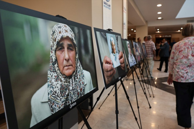 28. godišnjica genocida u Srebrenici: U Istanbulu postavljena umjetnička instalacija "Majčina marama"