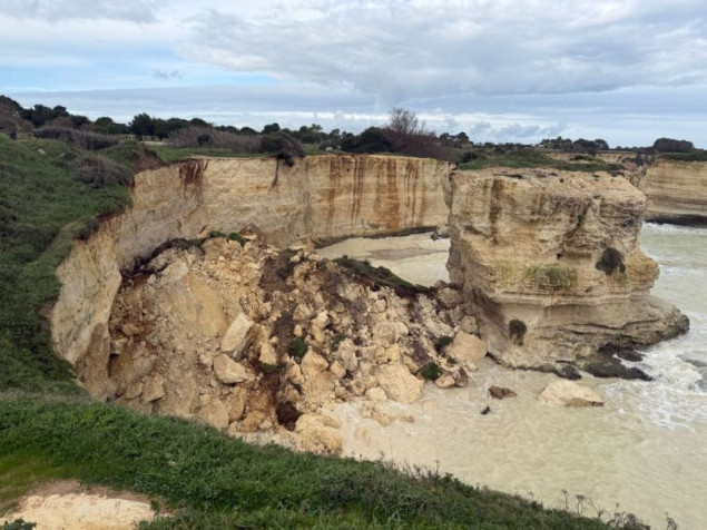 Italijanski čuveni "Luk Zaljubljenih" srušio se u more na Dan zaljubljenih