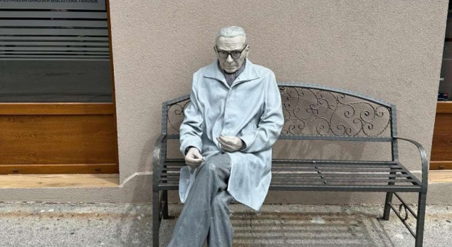 Skulptura Ive Andrića u Travniku dobila je nove prepoznatljive naočale.