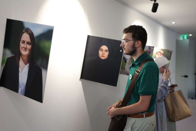 Izložba 'Rođeni poslije…' mladog fotografa iz Srebrenice Ahmedina Đozića otvorena u Europe House