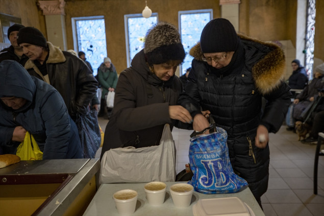 Ljudi preživljavaju uz humanitarnu pomoć u razrušenom Izjumu