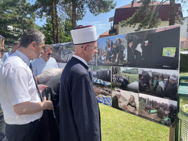 U Tuzli otvorena izložba fotografija „Imami uz žrtve genocida“ autora Ahmeta Bajrića